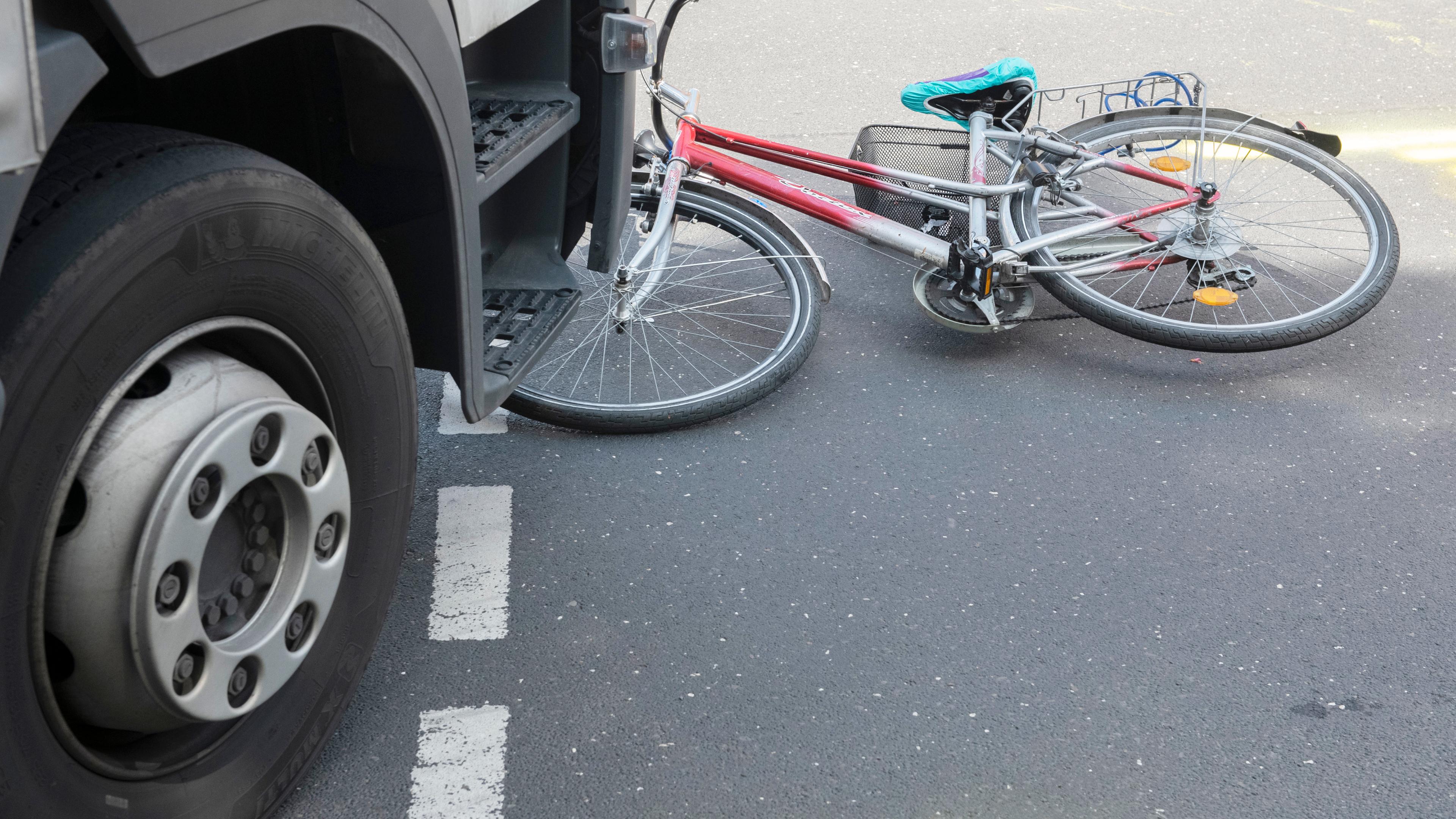 Fahrrad liegt nach einem Unfall auf der Strasse