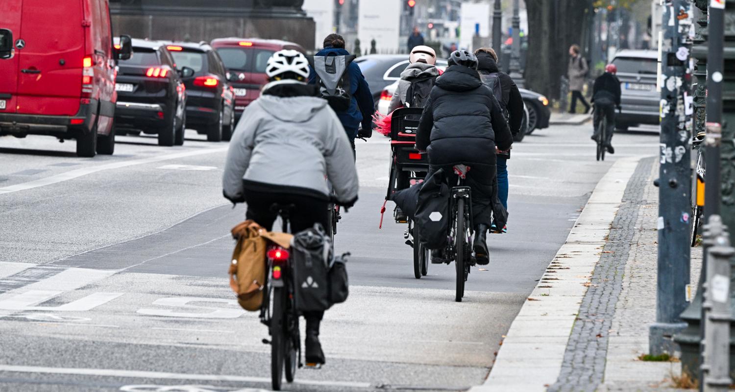 Autos und Radfahrer im Straßehnverkehr in Berlin