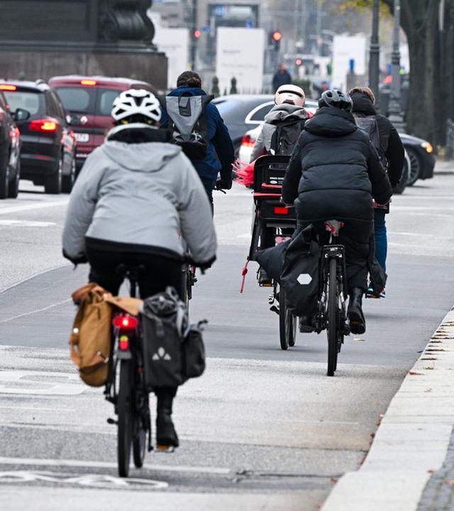 Autos und Radfahrer im Straßehnverkehr in Berlin