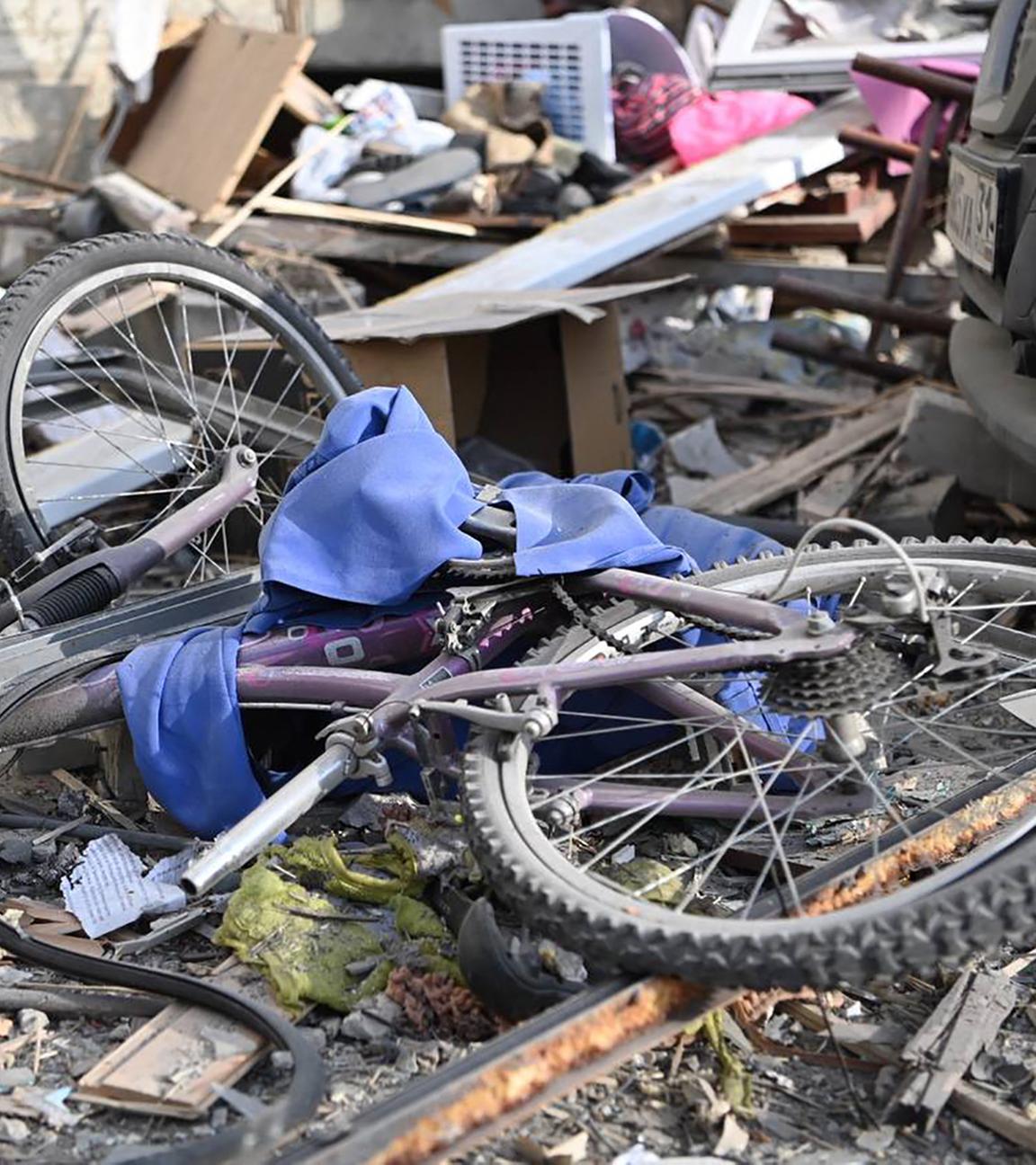Fahrrad auf Trümmern