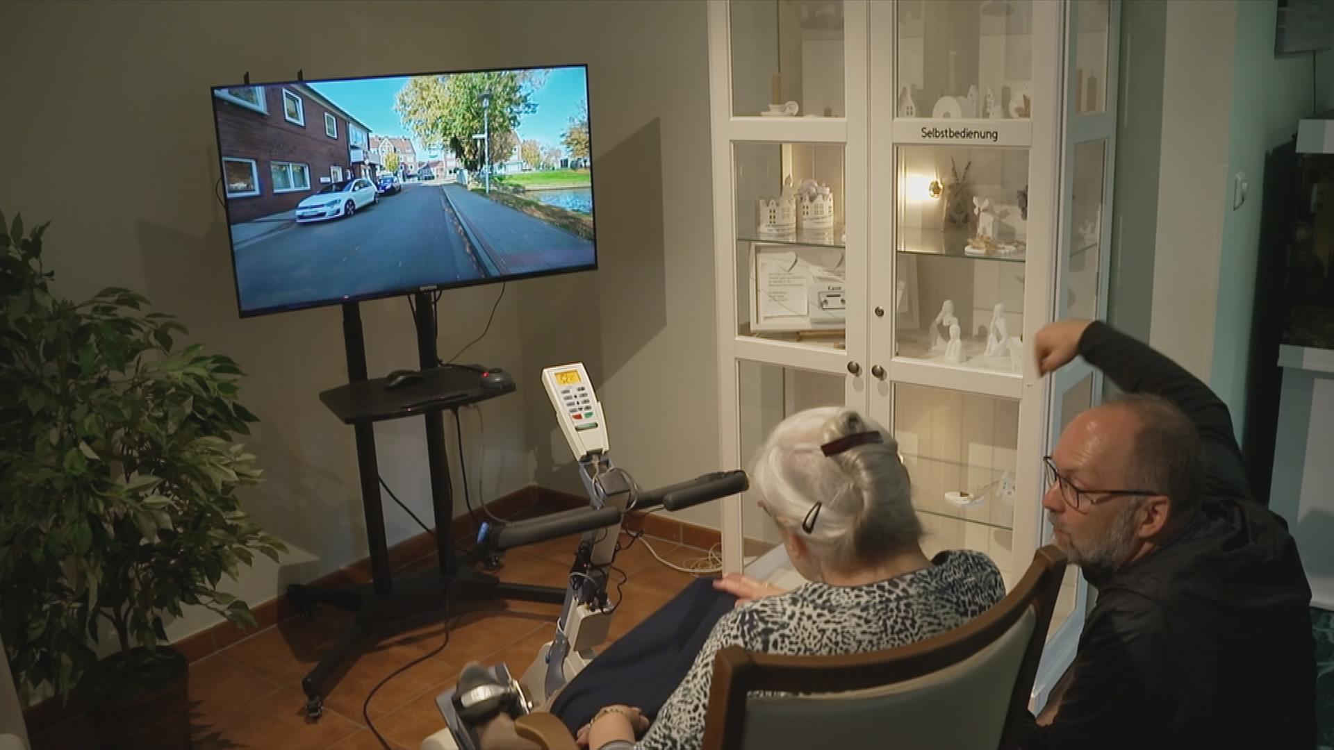 Seniorin simuliert Fahrradfahren durch ihre Heimatstadt.