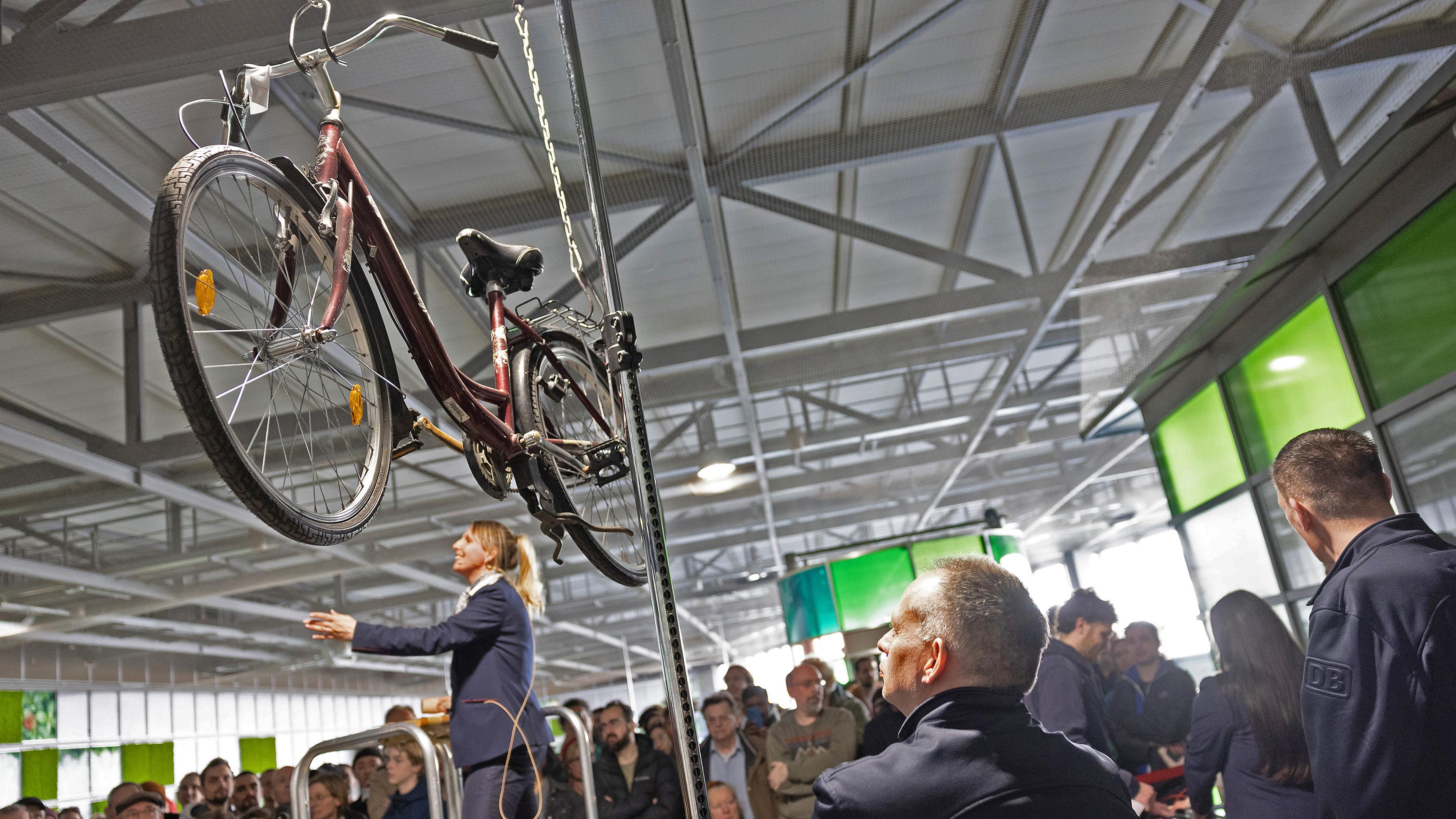 Blick auf ein aufgehängtes Fahrrad während der Versteigerung der Deutschen Bahn in Berlin, aufgenommen am 20.03.2024