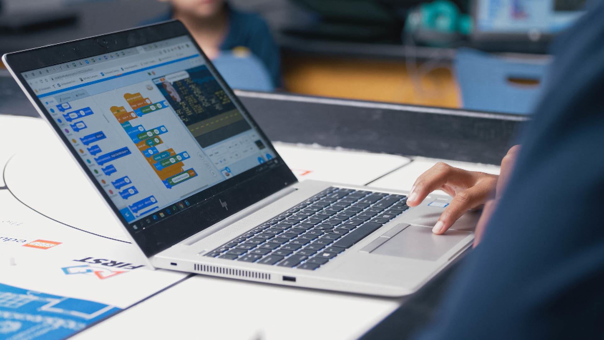 "Fakt oder Fake - Wahrheitssuche im Netz der Lügen": Seitliche Aufnahme eines Laptops, auf dem Grafiken zu erkennen sind.