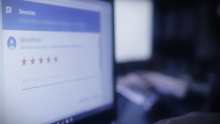 "Fakten, Fakes und Kundentäuschung - Die Macht der Internetbewertungen" (ZDFinfo): Computerbildschirm, der ein Bewertungsportal zeigt.