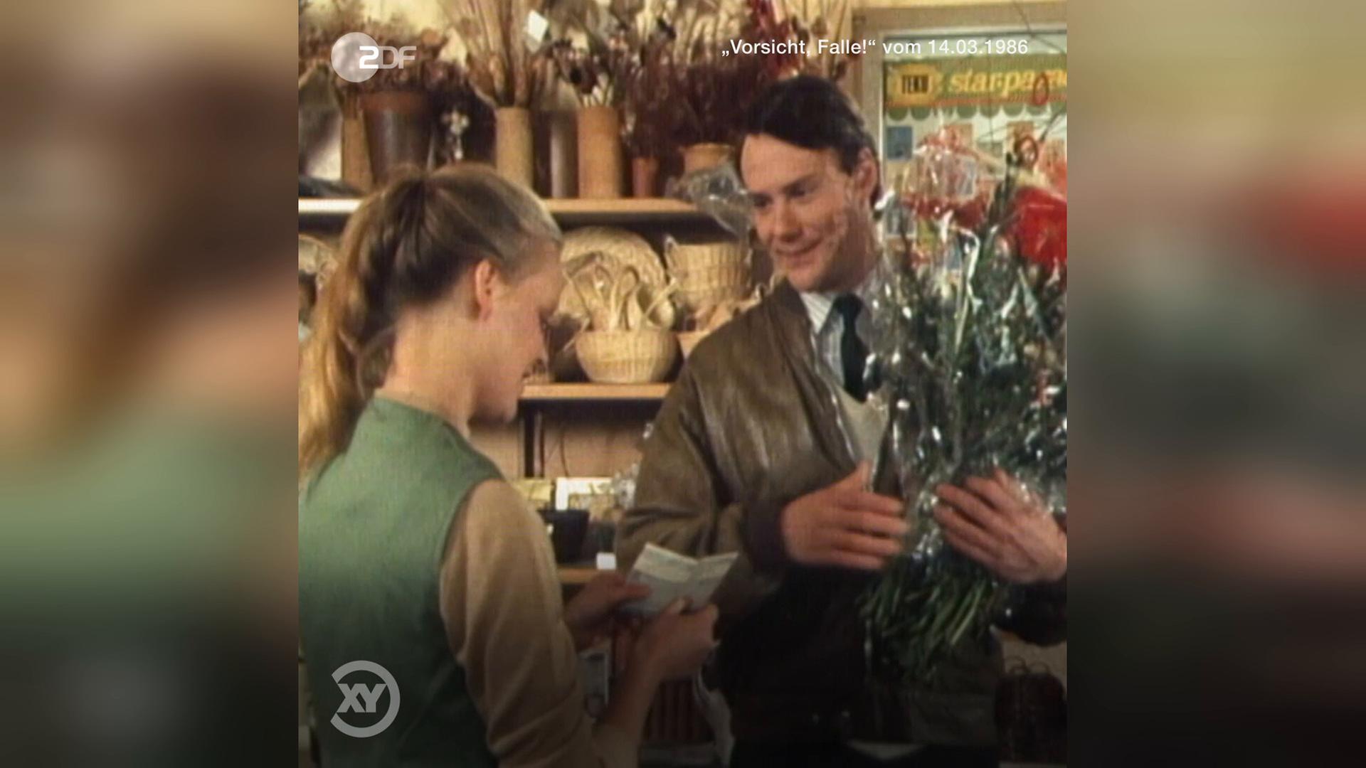 Ein Mann und eine Verkäuferin in einem Blumenladen.