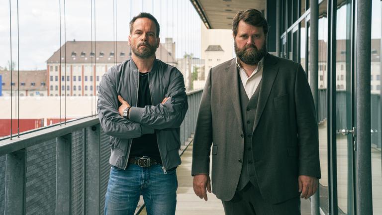 Leo Oswald und Benni Hornberg stehen auf einem Balkon