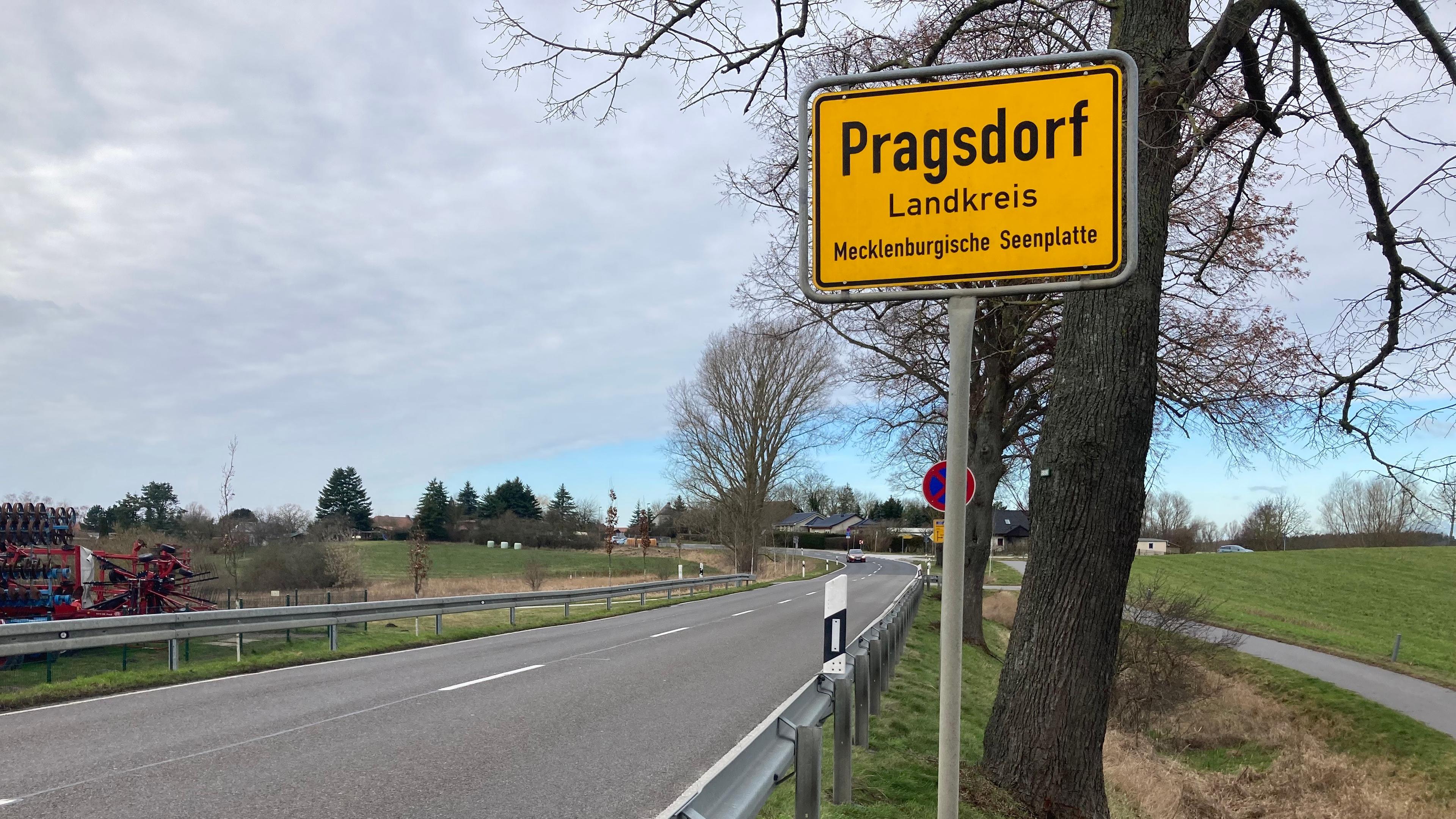 Mecklenburg-Vorpommern, Pragsdorf: Das Ortseingangsschild der Gemeinde Pragsdorf im Landkreis Mecklenburgische Seenplatte befindet sich an einer Straße.