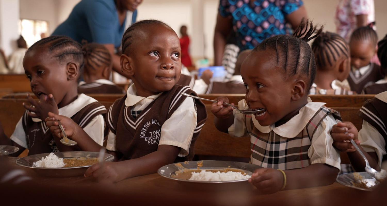 Kinder beim Schulessen in Kenia