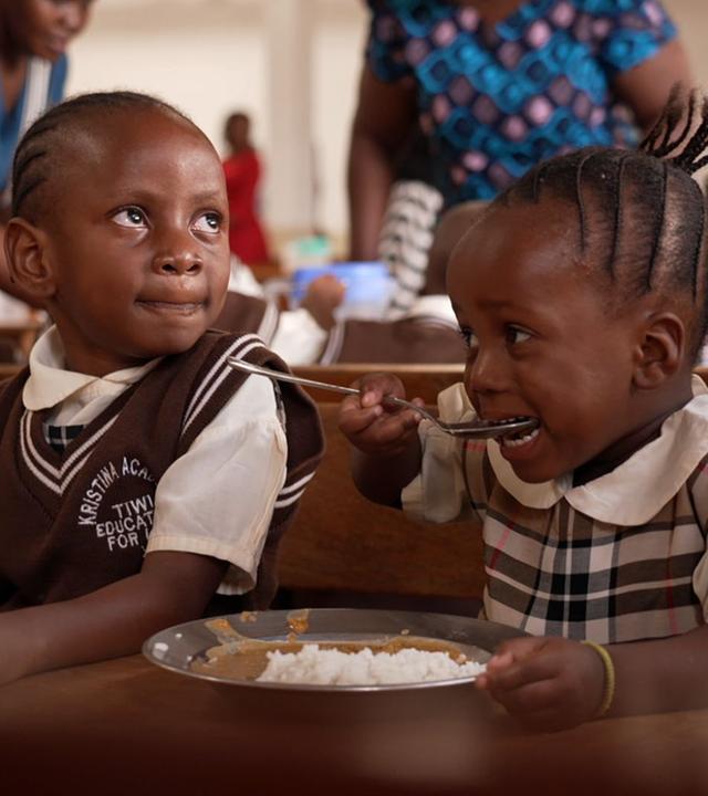 Kinder beim Schulessen in Kenia