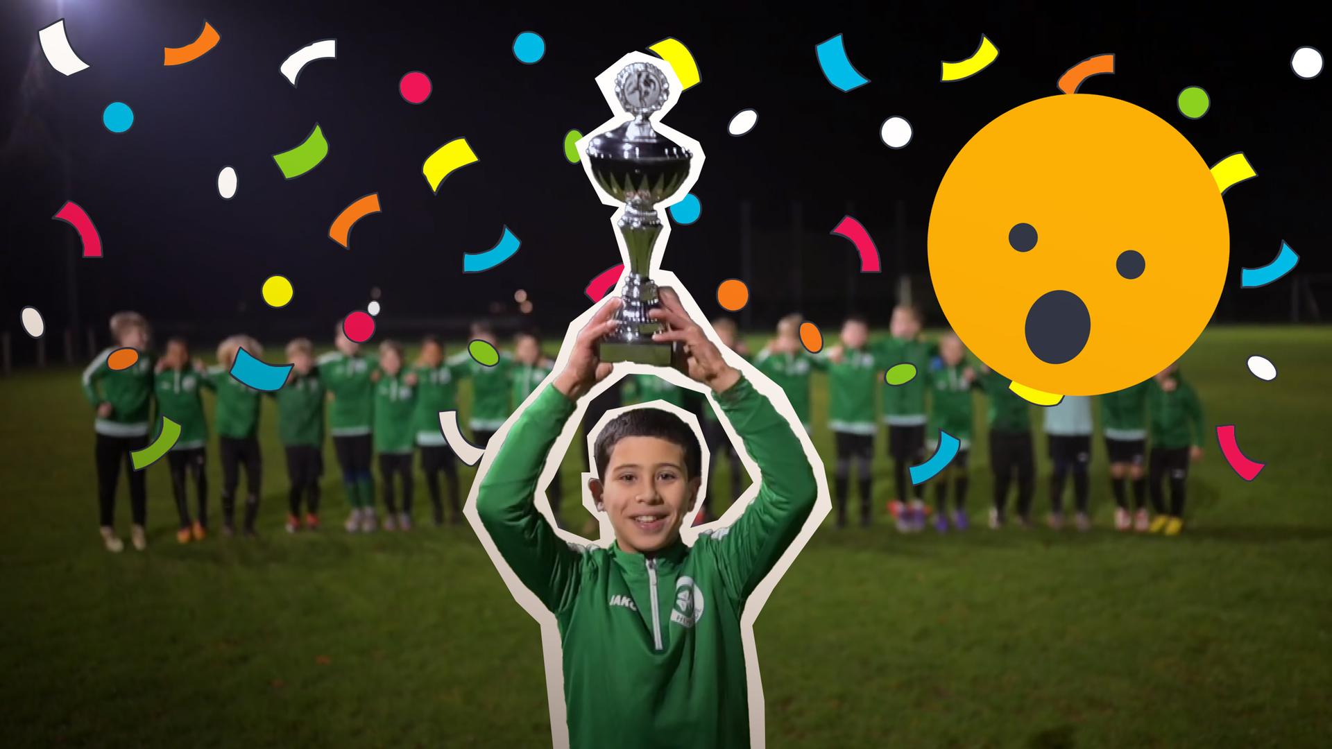 Wasem hält Fußballpokal hoch