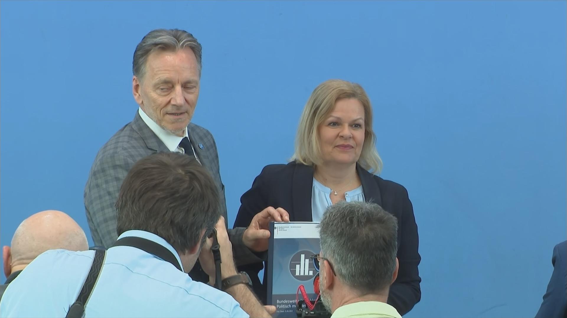 Bundesinnenministerin Faeser und BKA-Präsident Münch präsentieren die Fallzahlen 2023.