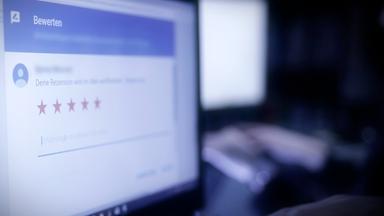 Desktop vom PC: Internet-Bewertung wird abgegeben