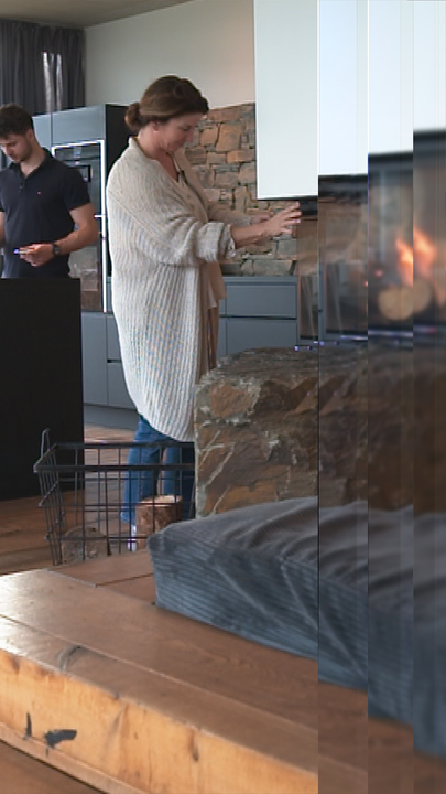 Menschen im Wohnzimmer schauen sich um