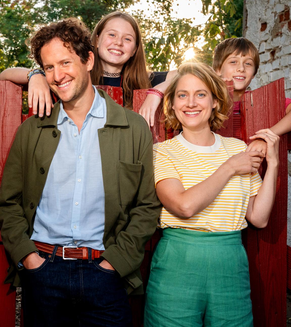 Fabian Anders und seine Frau Paula mit ihren Kindern Mathilda und Louis an einem hölzernen Gartentor