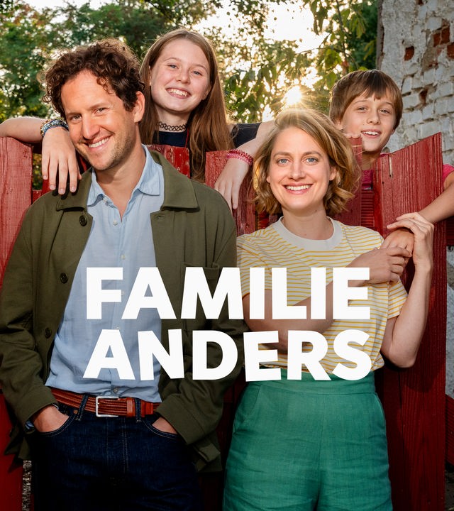 Fabian Anders und seine Frau Paula mit ihren Kindern Mathilda und Louis an einem hölzernen Gartentor