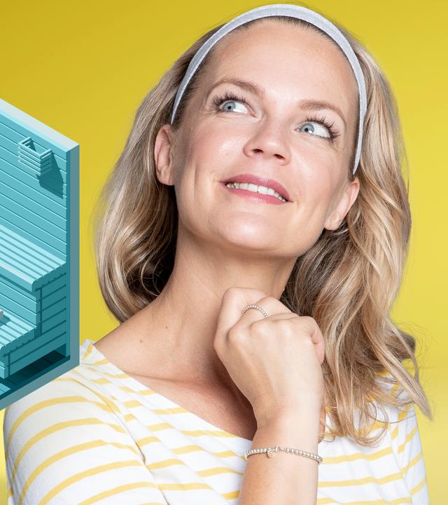 Eva Brenner schaut nachdenklich, links von ihr ist die 3D-Animation eines Saunabereichs zu sehen.