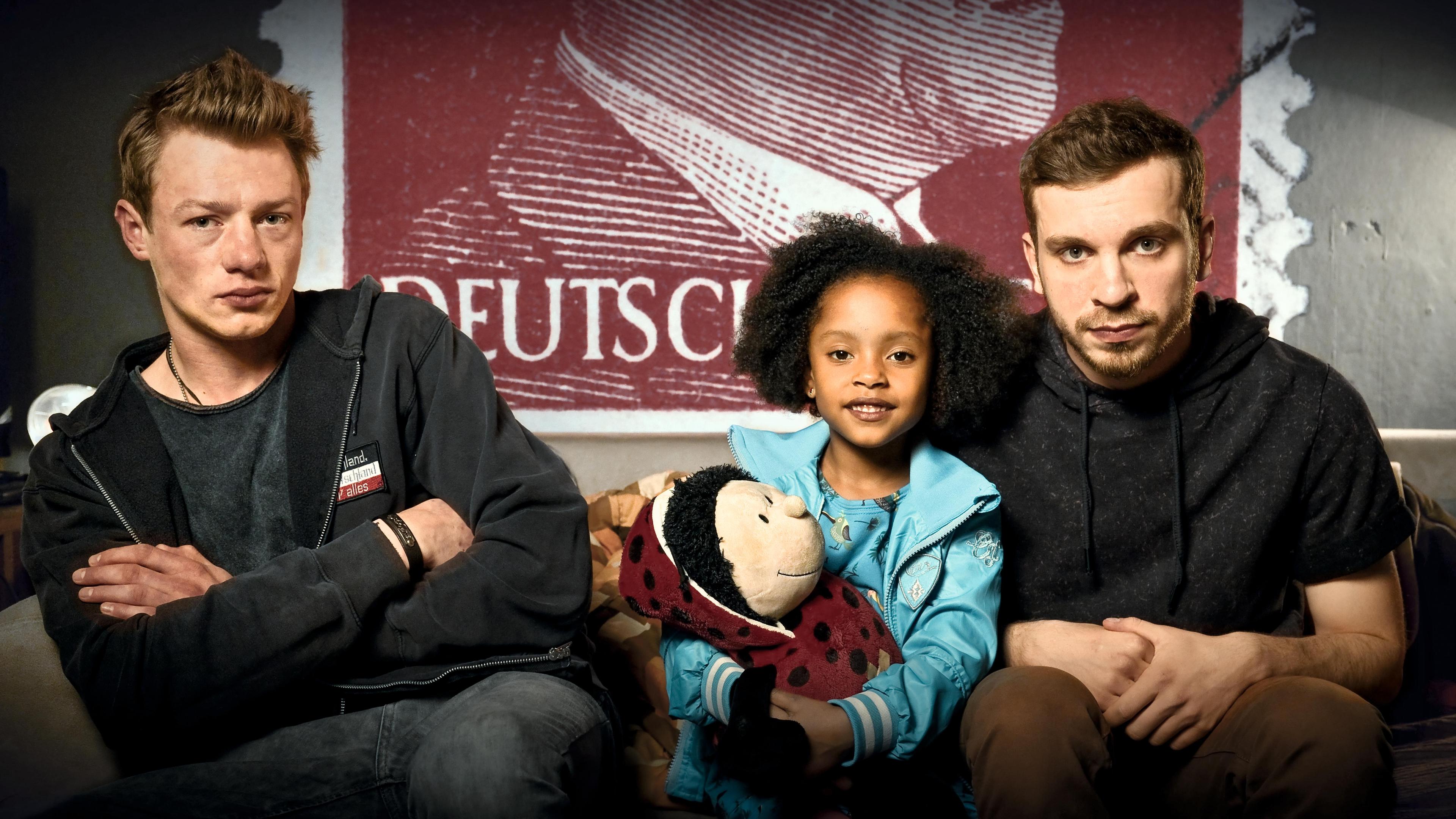 Kai (Vincent Krüger, l.), Lara (Nomie Lane Tucker) und Thomas (Edin Hasanovic)