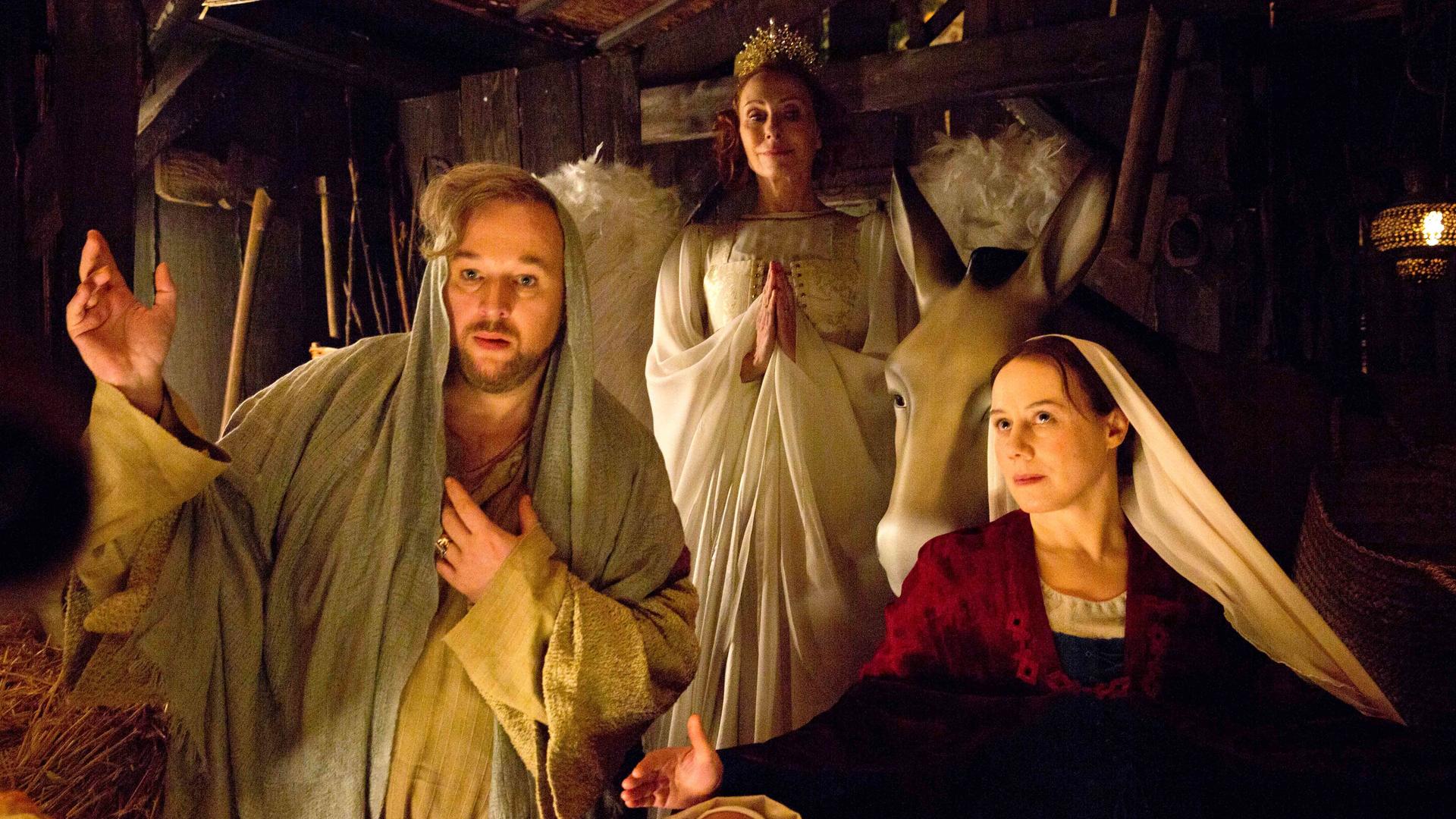 Hadi (Stephan Grossmann) und Rose (Eva Löbau) spielen als Maria und Joseph verkleidet gemeinsam mit Baby Eddie Barack (Sidy Yawowieder) beim Krippenspiel die Geburt Jesu nach. Gundula (Andrea Sawatzki) wacht als Engel über die Drei.