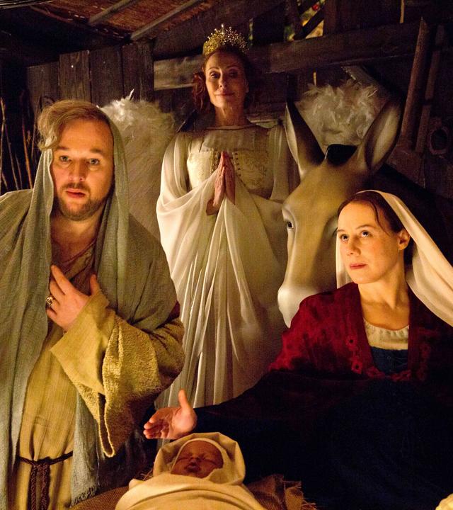 Hadi (Stephan Grossmann) und Rose (Eva Löbau) spielen als Maria und Joseph verkleidet gemeinsam mit Baby Eddie Barack (Sidy Yawowieder) beim Krippenspiel die Geburt Jesu nach. Gundula (Andrea Sawatzki) wacht als Engel über die Drei.