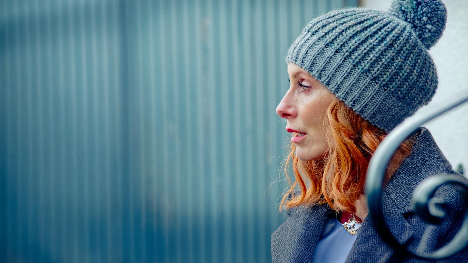 Gundula (Andrea Sawatzki) lächelt verliebt in eine Schneekugel, die sie in der Hand hält.