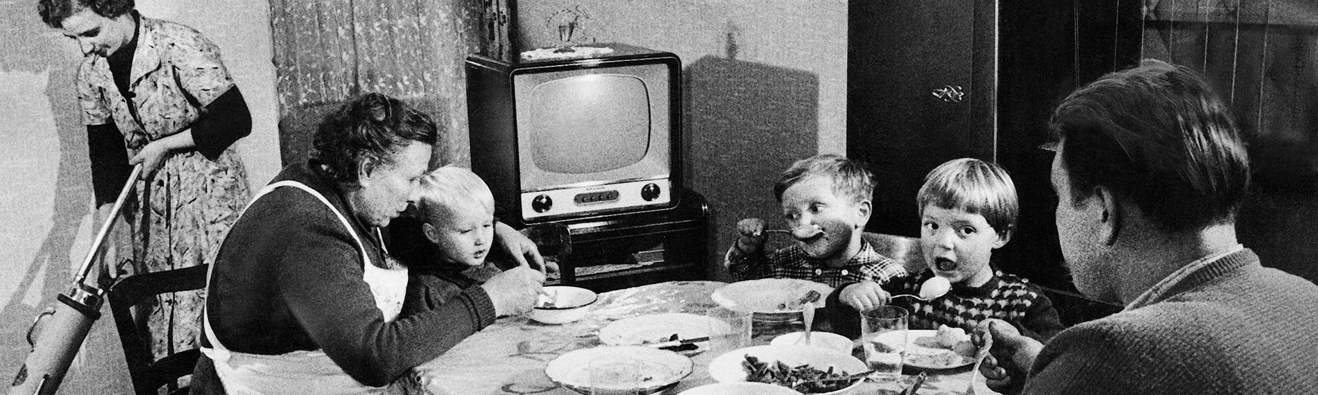 Familie am Esstisch in den 50er-Jahren