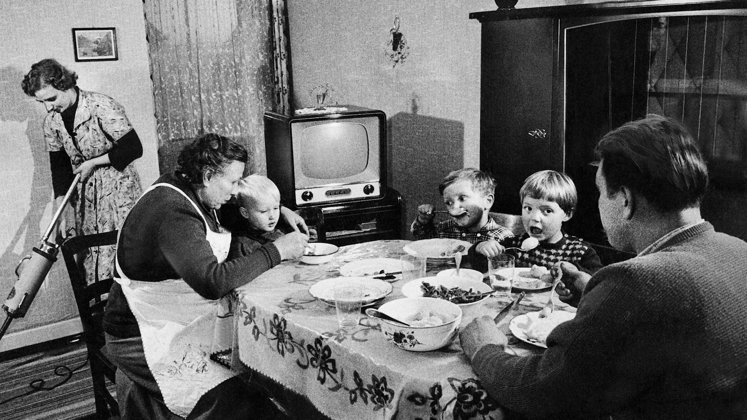 Familie am Esstisch in den 50er-Jahren