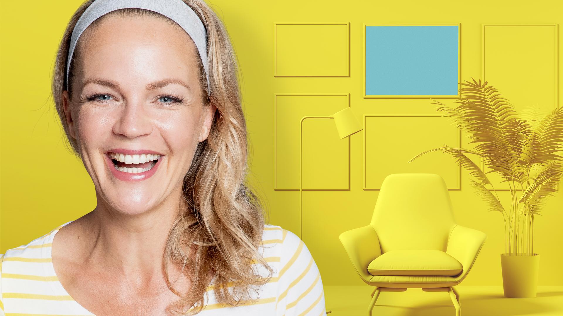 Eva Brenner vor gelbem Hintergrund, rechts von ihr das 3D-Modell eines Stuhles in der Sitzecke eines angedeuteten Zimmers.