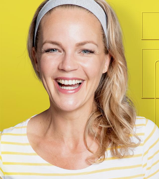 Eva Brenner vor gelbem Hintergrund, rechts von ihr das 3D-Modell eines Stuhles in der Sitzecke eines angedeuteten Zimmers.