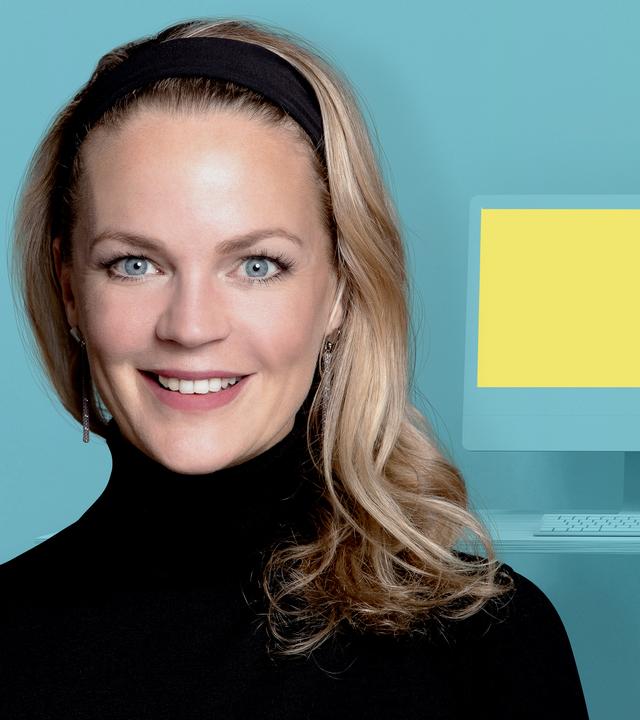 Eva Brenner im Portrait vor einem pastelblauen Hintegrund, in dem ein Büro angedeutet ist.