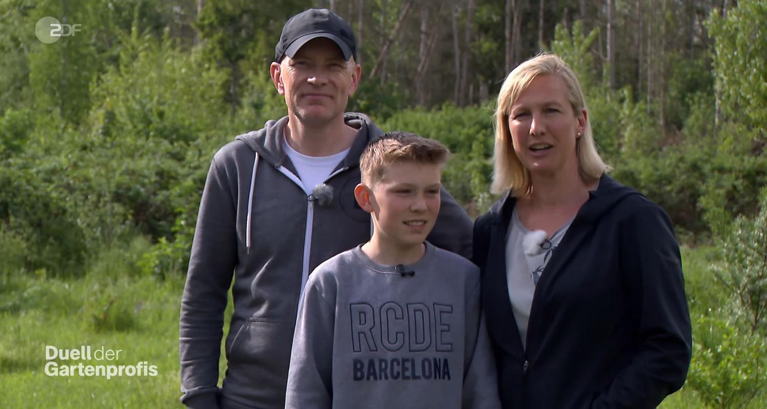 Familie Rickert: Vater, Mutter und Sohn. Im Hintergrund ein Wald.