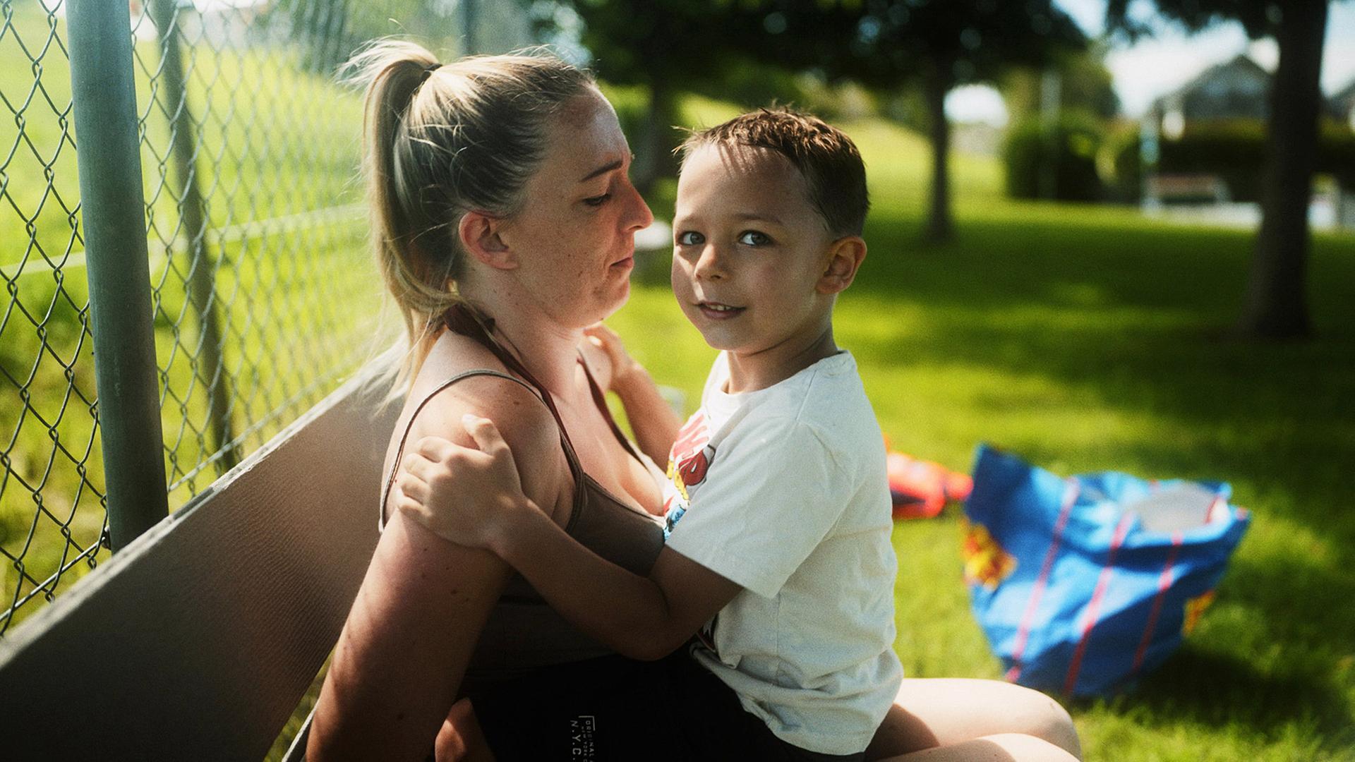 Olivia und Lion im Freibad