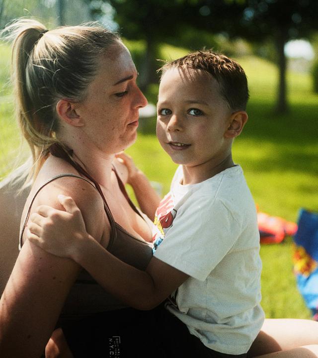 Olivia und Lion im Freibad