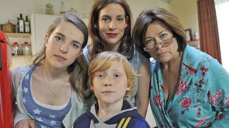 Frizzi (Leonie Brill, l.), Julie Berg (Elena Uhlig, M. hinten), Oskar (Joshua von Dalsum, M. vorne) und  Maria (Rita Russek)