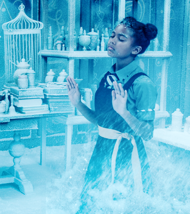 Das Schulgebäude und die Schülerinnen gefrieren zu Eis. Unter ihnen auch Enid.