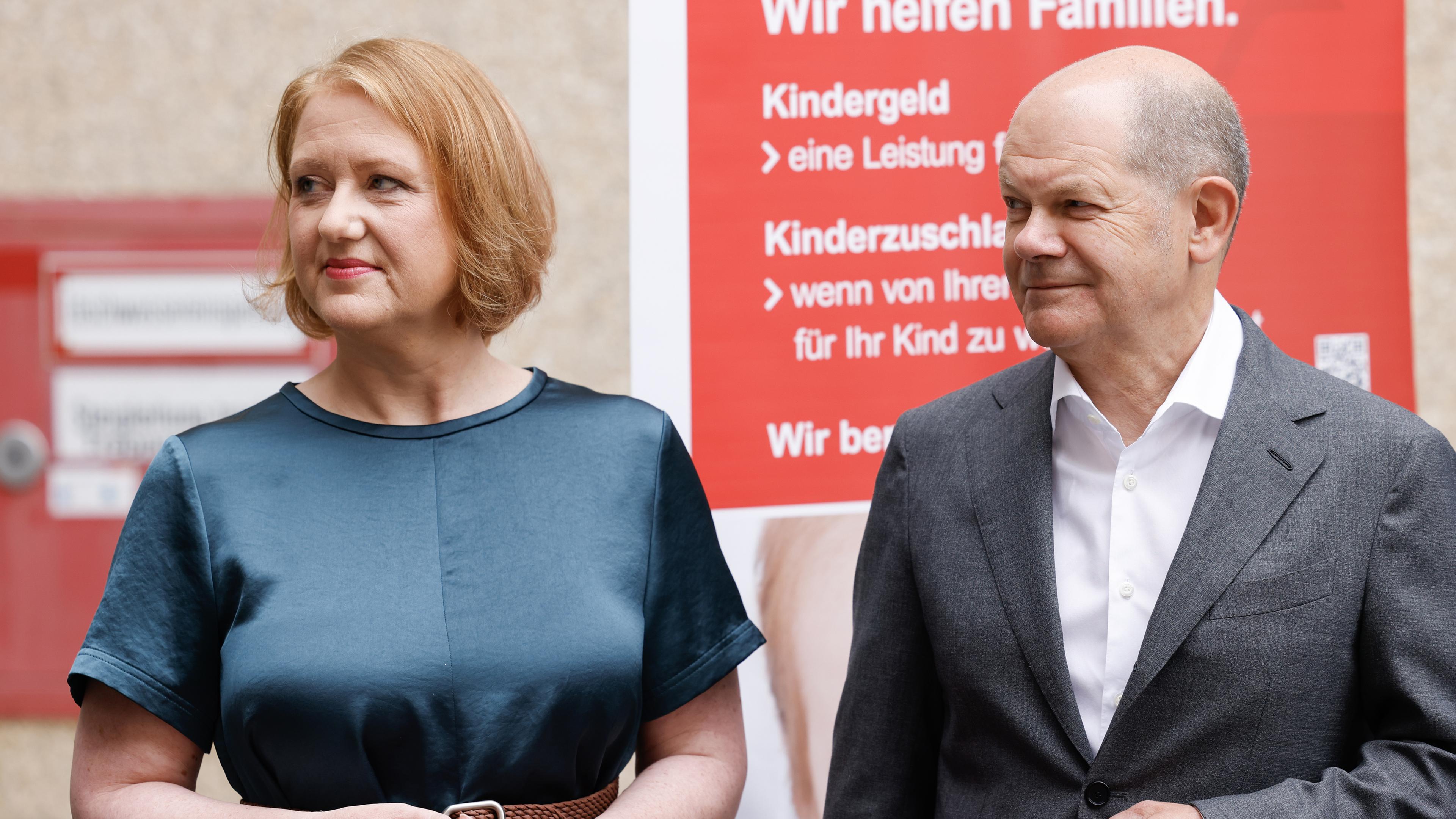 Brandenburg, Potsdam: Bundeskanzler Olaf Scholz (SPD, r) und Lisa Paus (Bündnis 90/Die Grünen), Bundesministerin für Familie, Senioren, Frauen und Jugend.