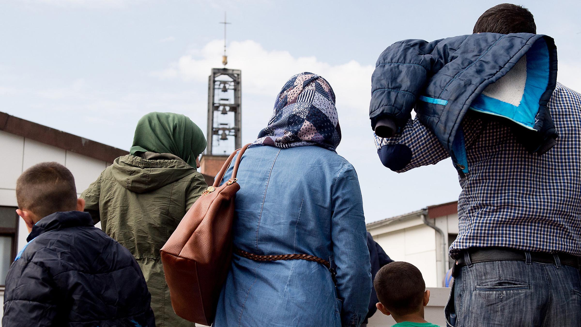 Archiv: Syrische Flüchtlinge am 04.04.2016 im Grenzdurchgangslager Friedland