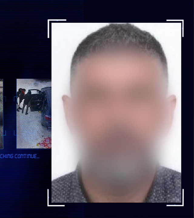 Portraitfoto eines Mannes vor weißem Hintergrund. Der Mann ist ca. 45 Jahre alt, hat kurze gräuliche Haare und schaut frontal in die Kamera. Er trägt einen Vollbart und ein graugepunktetes Hemd. Sein Gesicht wurde technisch verfremdet. Links daneben: Lichtschematische Darstellung eines Fingerabdrucks.