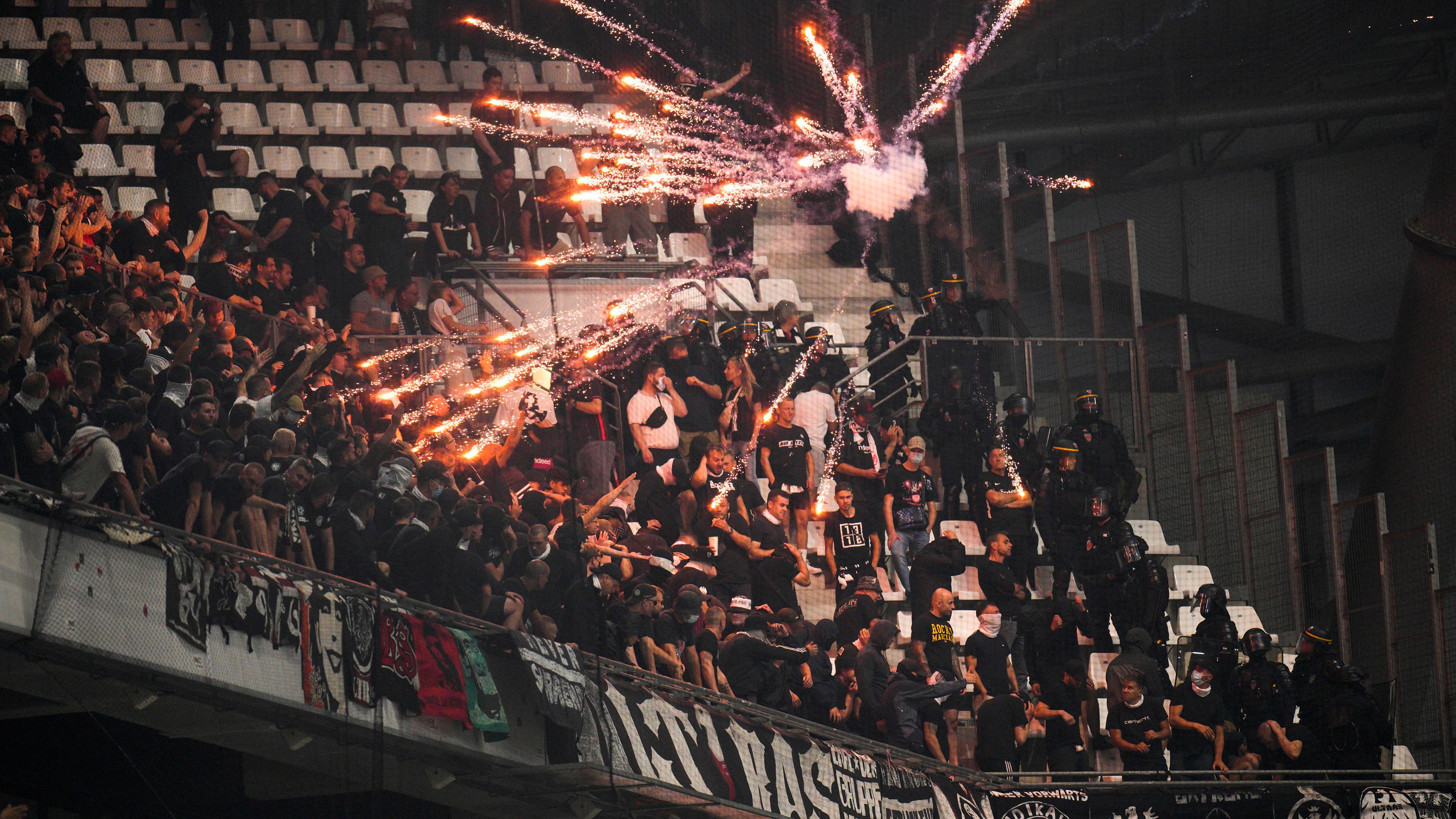 Von Marseille-Fans abgeschossene Feuerwerkskörper entzünden sich über dem Fanblock der Frankfurter Fans