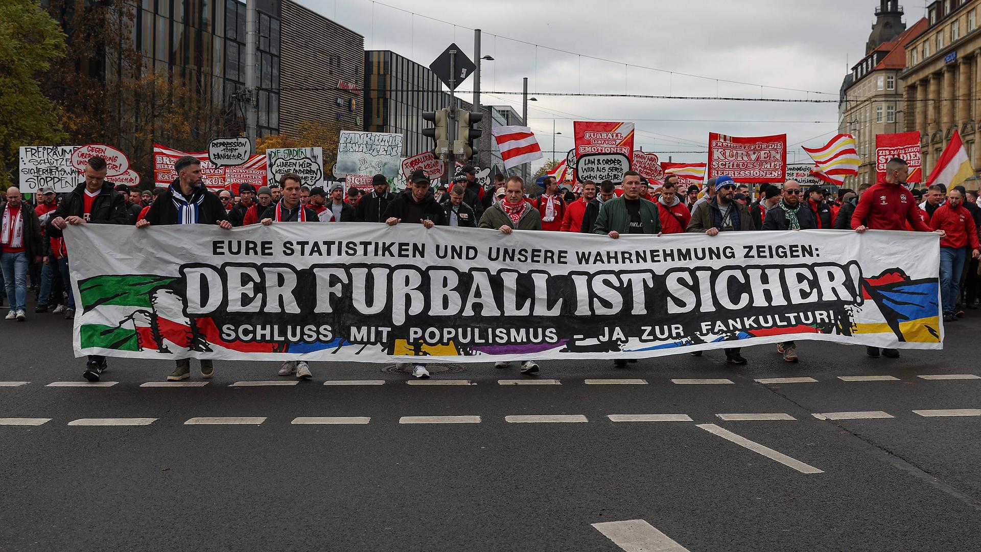 In Leipzig zeigen Fussballfans zusammen in der Demo "Fussball ist sicher" ein Protestbanner