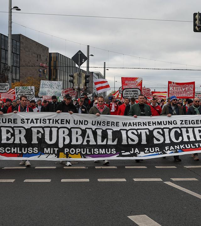 In Leipzig zeigen Fussballfans zusammen in der Demo "Fussball ist sicher" ein Protestbanner