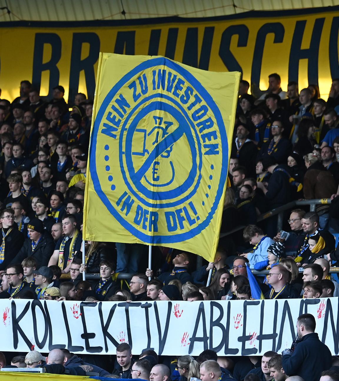 Braunschweiger Fans halten zum Beginn der Partie Banner mit der Aufschrift "CVC und Blackstone kollektiv ablehnen!".