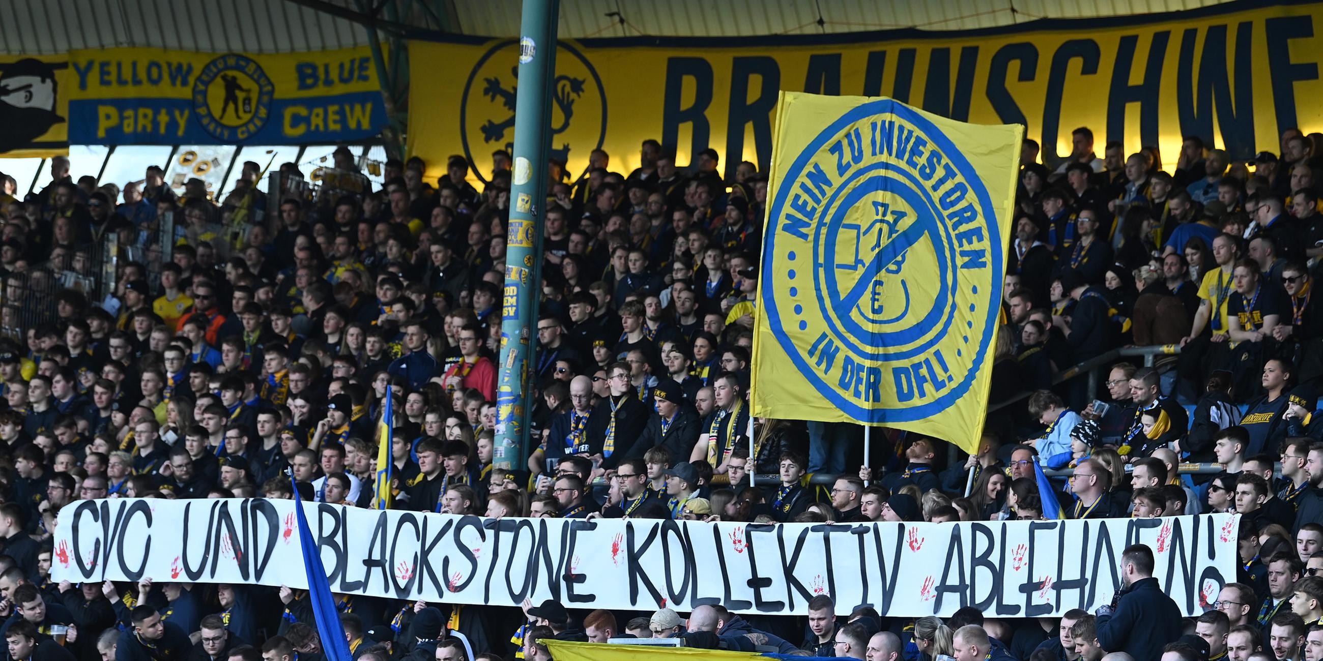 Braunschweiger Fans halten zum Beginn der Partie Banner mit der Aufschrift "CVC und Blackstone kollektiv ablehnen!".