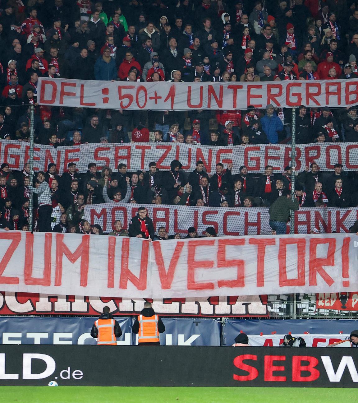 Fans auf der Tribüne bei dem Bundesliga-Spiel VfL Bochum gegen FC Bayern halten ein Banner mit der Aufschrift: "Nein zum Investor".