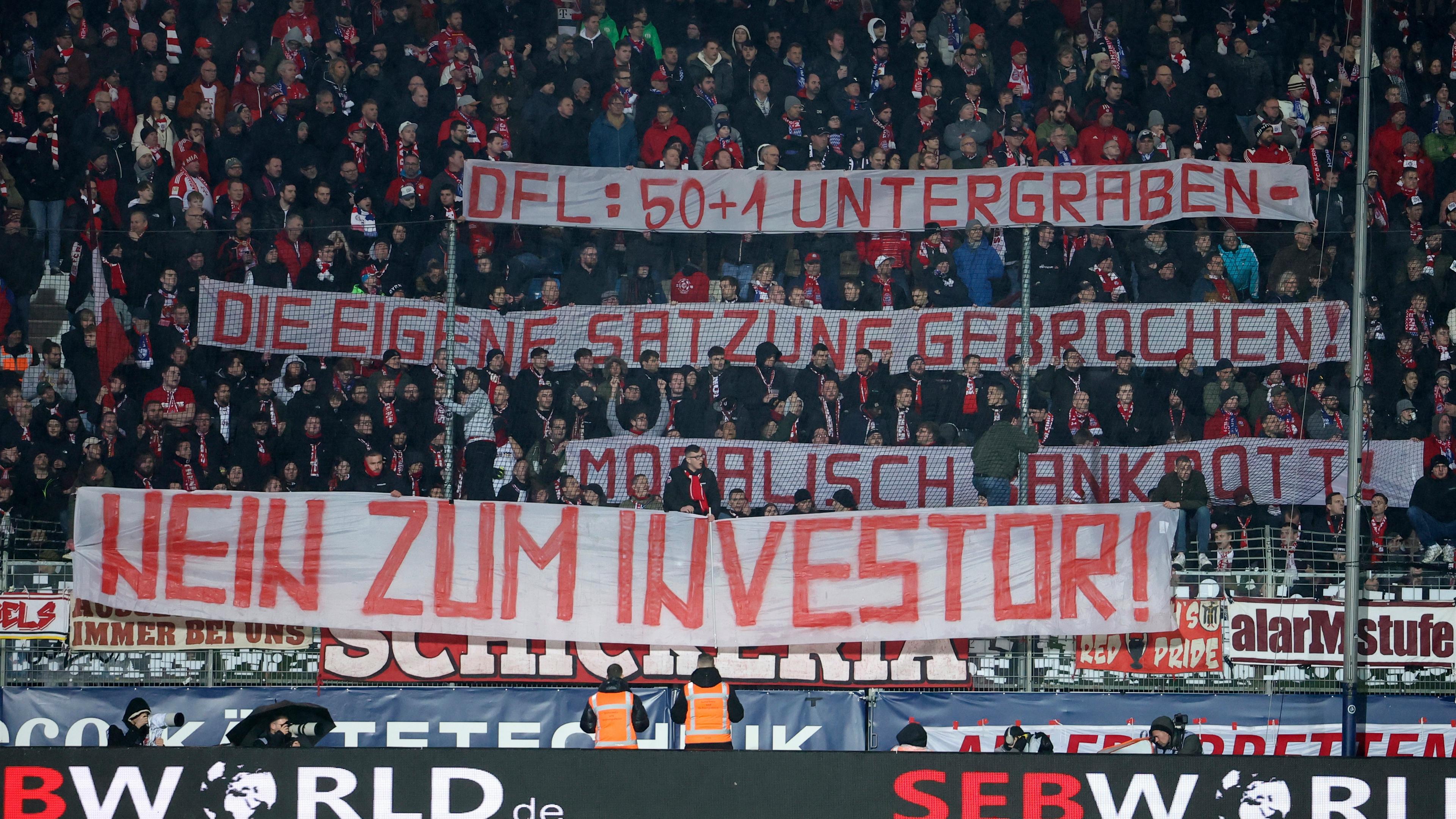 Fans auf der Tribüne bei dem Bundesliga-Spiel VfL Bochum gegen FC Bayern halten ein Banner mit der Aufschrift: "Nein zum Investor".