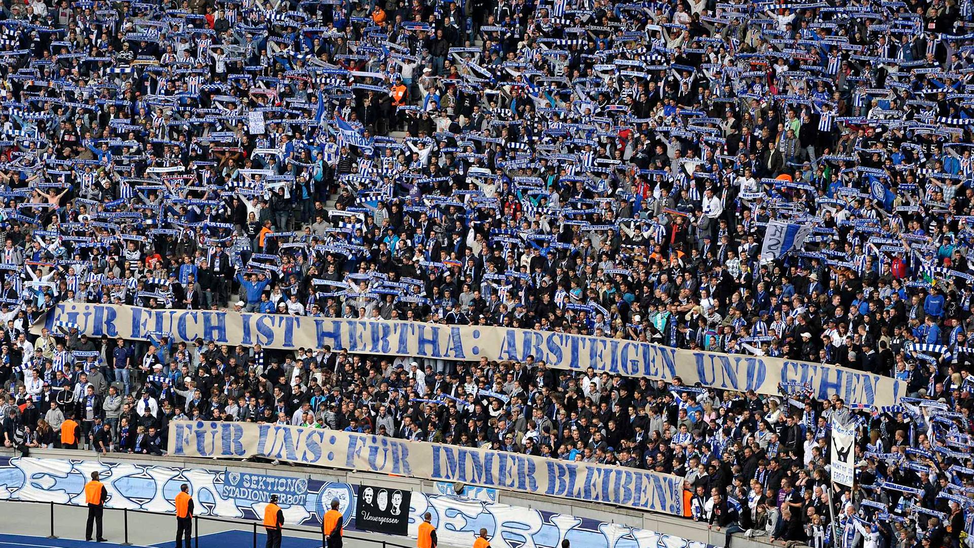 Fans von Hertha BSC Berlin halten 2010 ein Banner vor Spiel gegen Bayern München