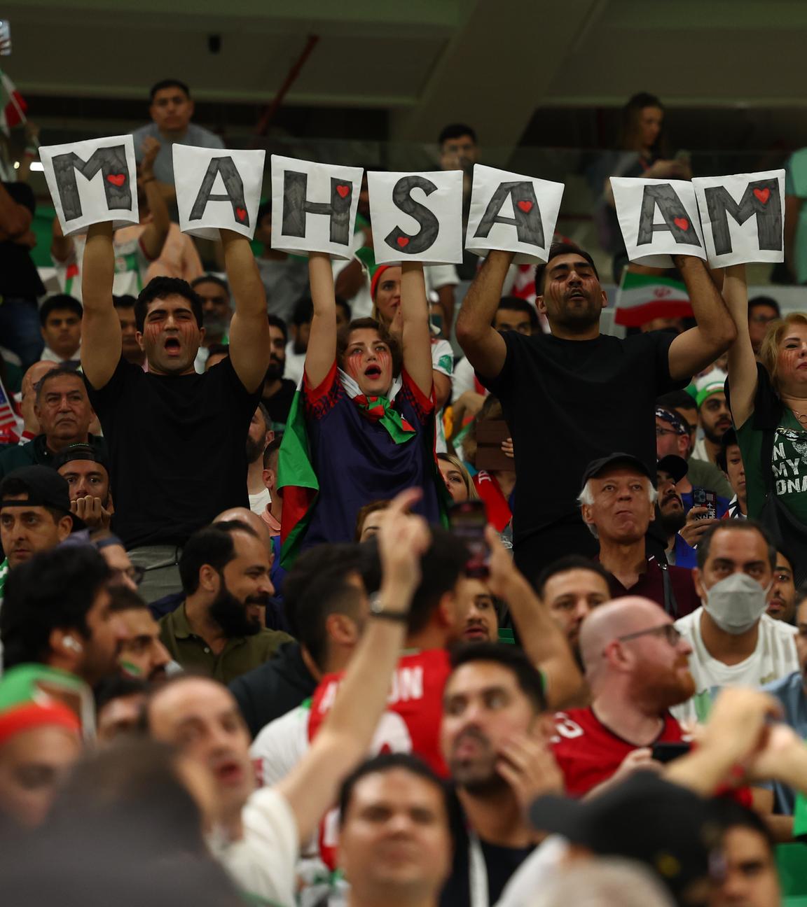 Fans halten zusammengesetzte Schilder mit dem Namen "Mahsa Amini" in den Händen