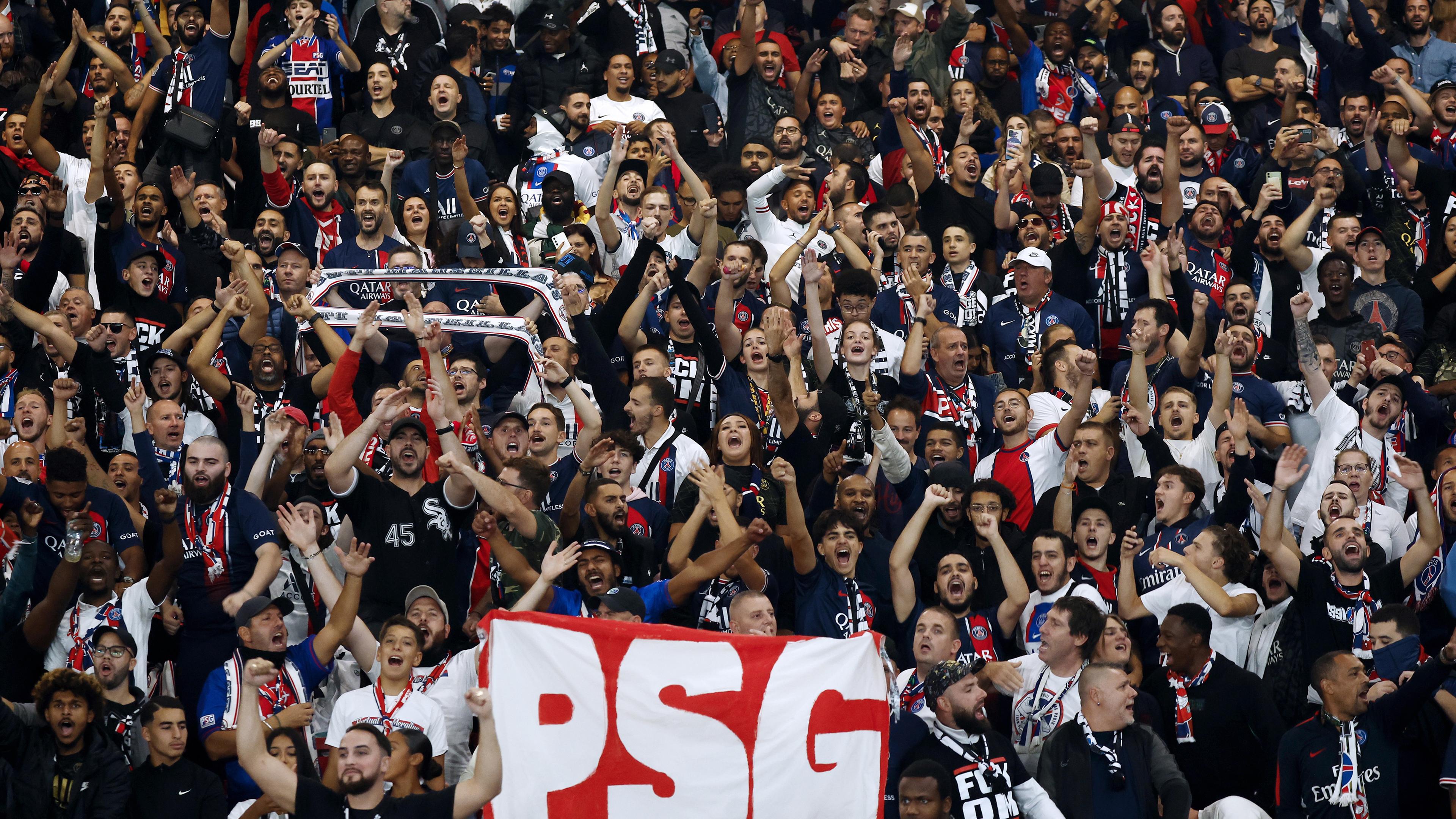 Pariser Fans beim Spiel Paris Saint-Germain - Olympique Marseille
