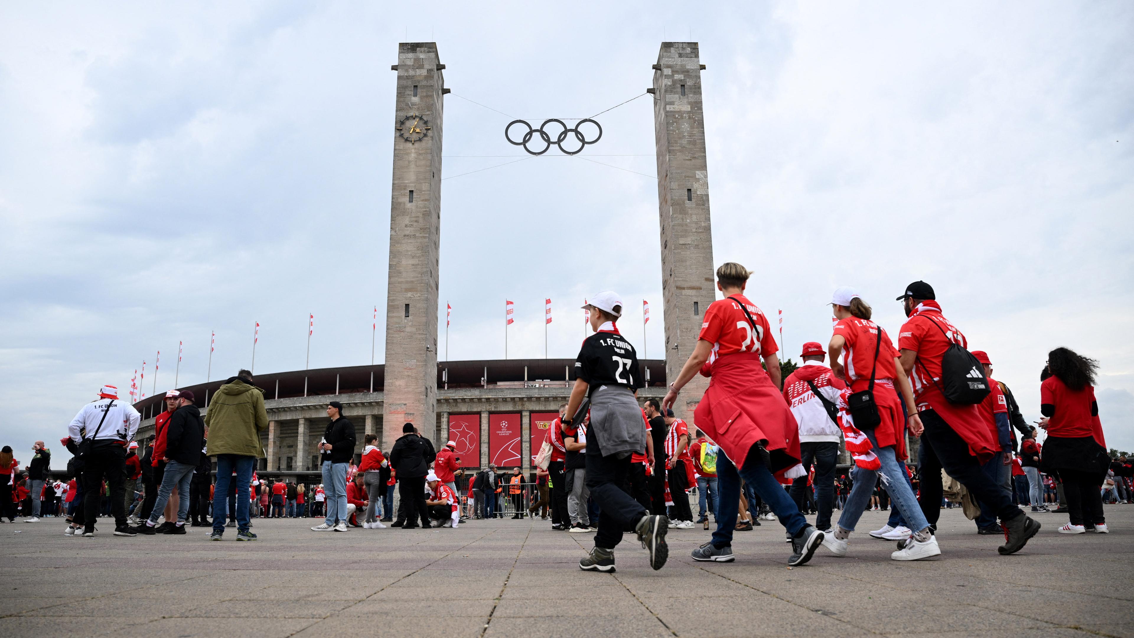 Union-Berlin-Fans vor dem Olympiastadion