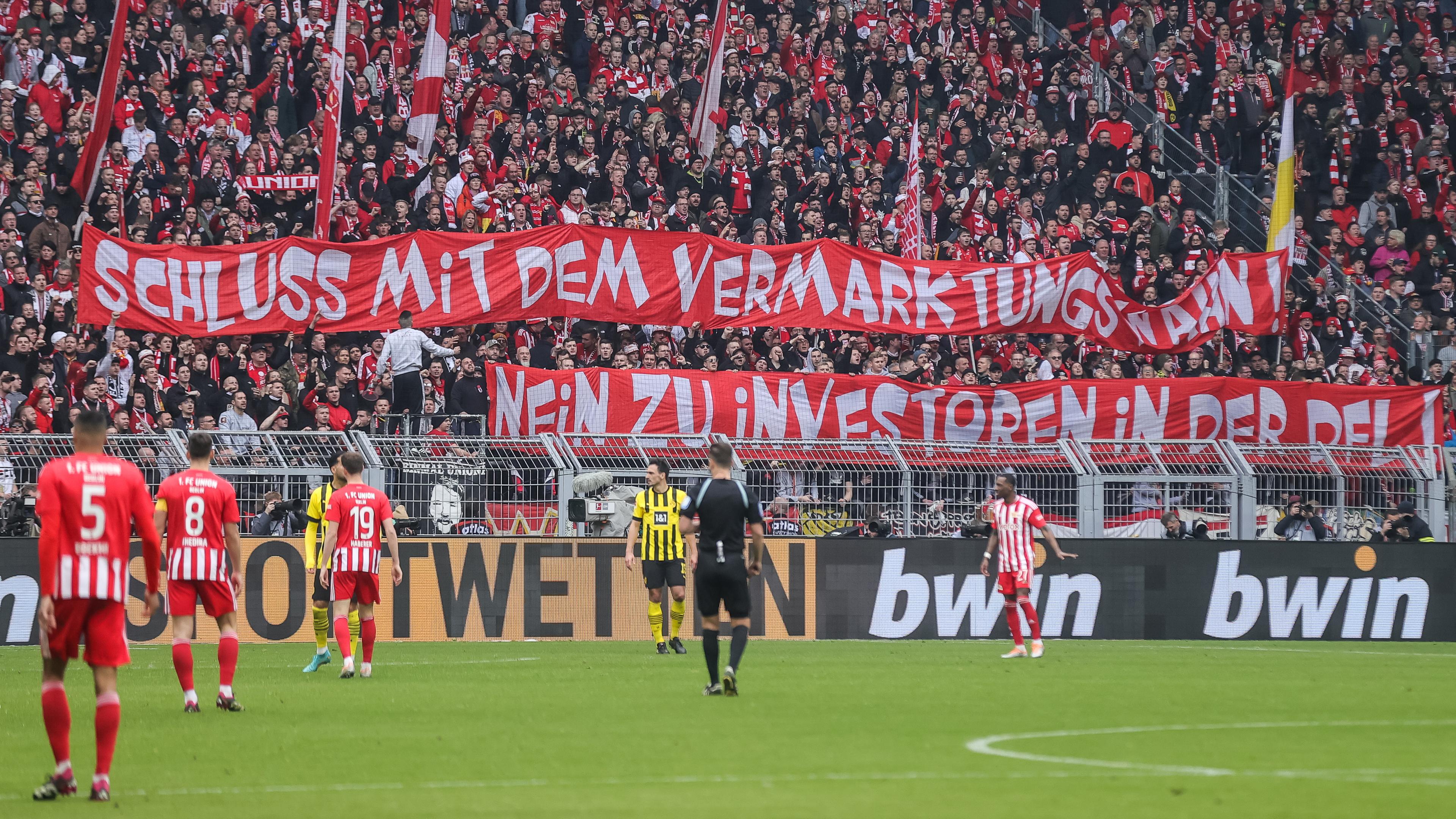 Fans protestieren während des Bundesligaspiels zwischen Borussia Dortmund und dem 1. FC Union Berlin am 08.04.2023 in Dortmund gegen Investoren in der deutschen Bundesliga.
