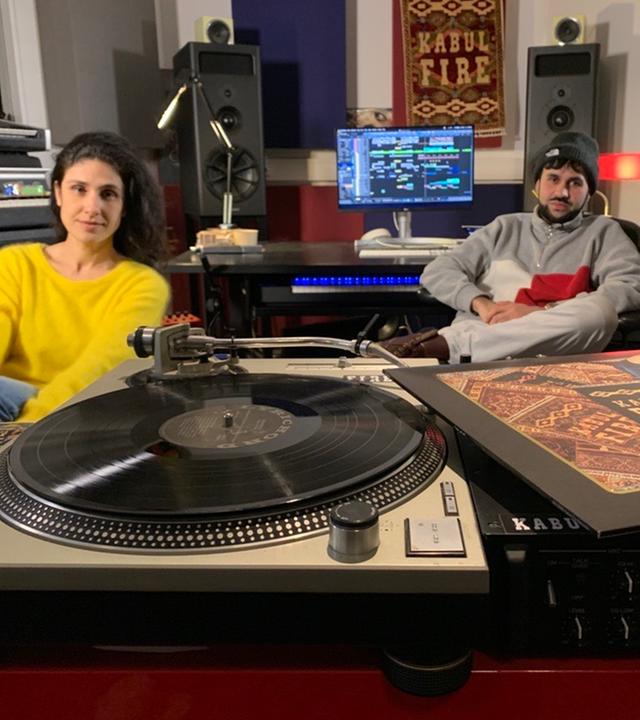 Der Afghanistan-stämmige Rapper Farhot und die FaF-Moderatorin Homeira Rhein